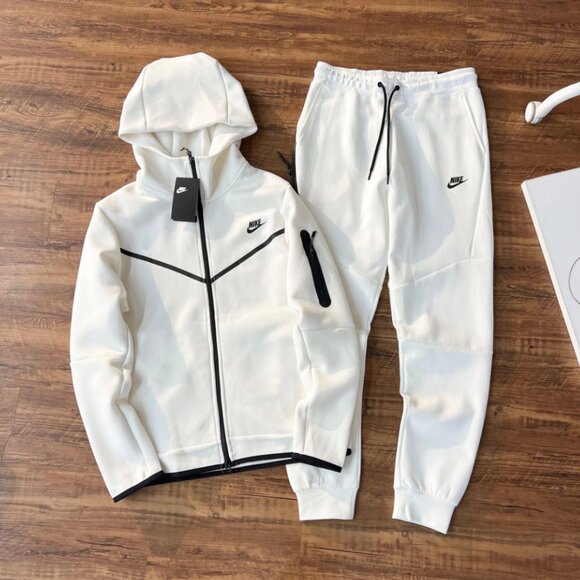 White Nike Tech Fleece Tracksuit (2 piece) Men’s in Sizes M,L,XL,XXL with Tags - Picture 1 of 1